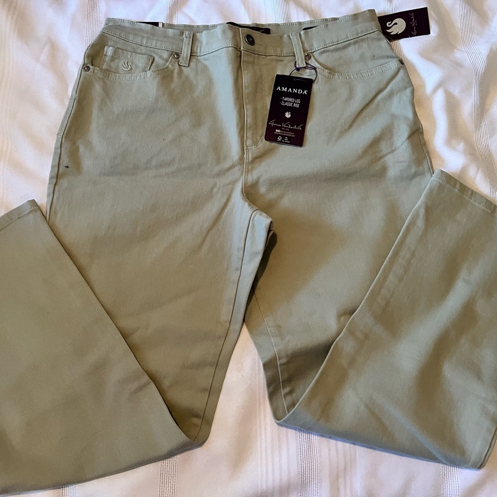 New green Gloria Vanderbilt jeans size 14 Short
